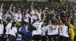 Corinthians celebrate their trophy. Phot: Bruno Teixeira Rolo/Corinthians