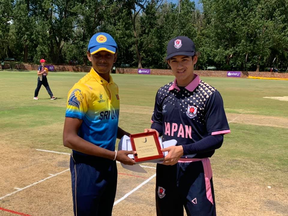Sri Lanka U19 cricket captain Nipun Dananjaya (L) and Japan U19 cricket captain Marcus Thurgate (R)