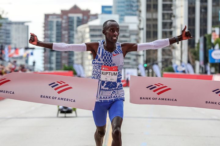Kelvin Kiptum breaks the tape at the 2023 Chicago Marathon
