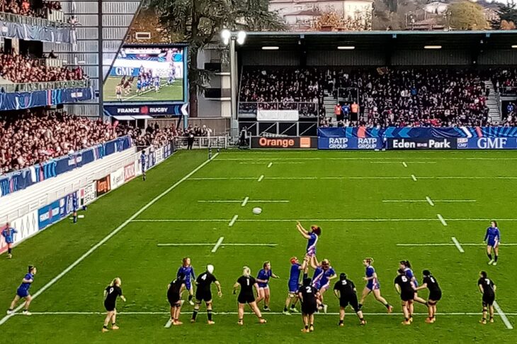 The Black Ferns compete with France at a lineout
